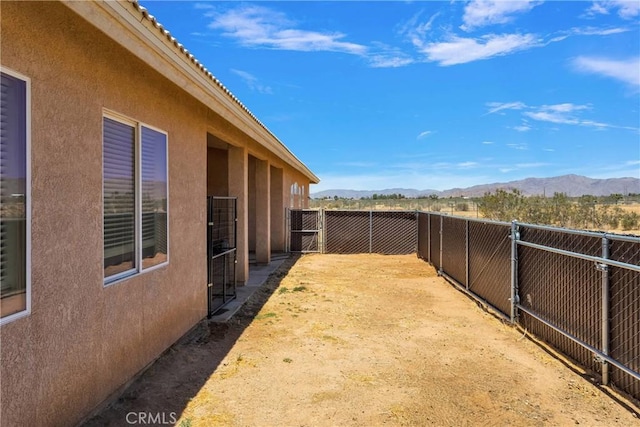 view of yard featuring a mountain view