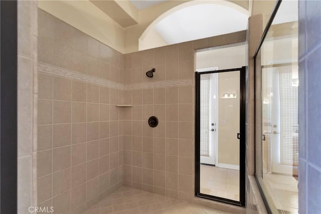 bathroom featuring a tile shower