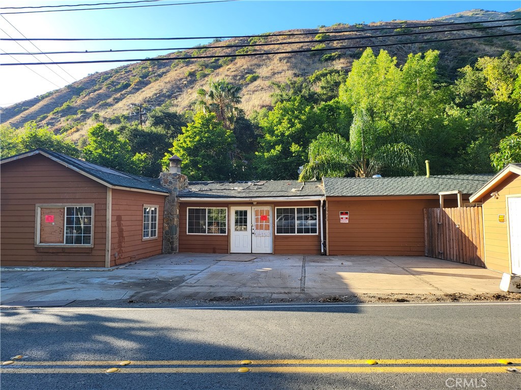 single story home featuring a mountain view