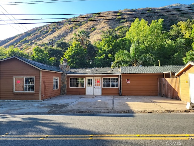 single story home featuring a mountain view