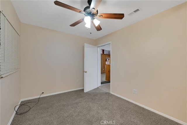 carpeted empty room featuring ceiling fan