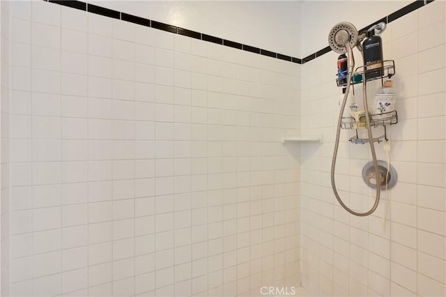 details featuring tiled shower