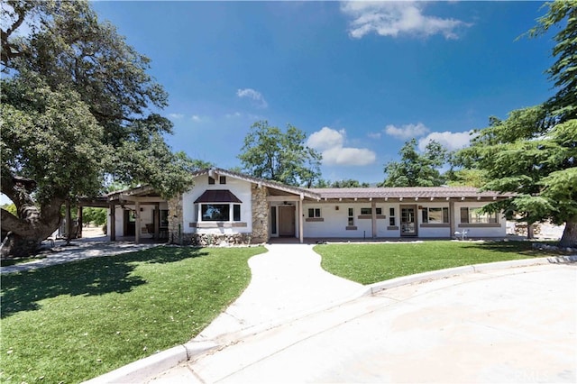 single story home with a front lawn