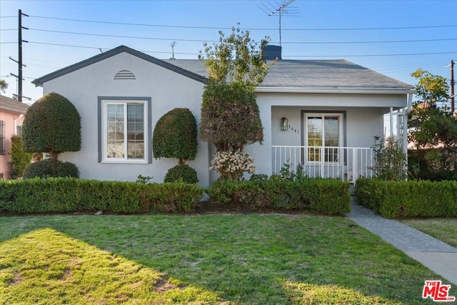 view of front of home featuring a front lawn