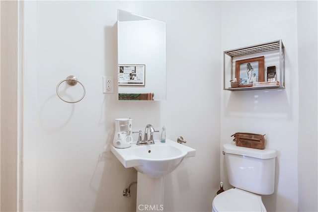 bathroom featuring toilet