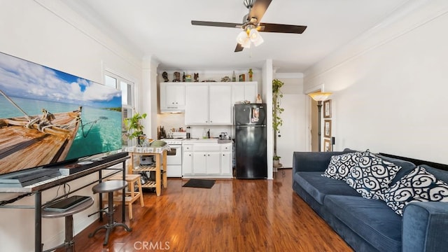 living room featuring crown molding, sink, dark hardwood / wood-style floors, and ceiling fan