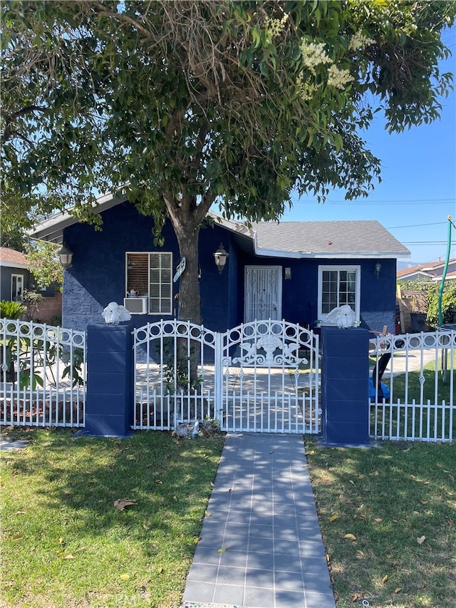 view of front of house featuring a front lawn