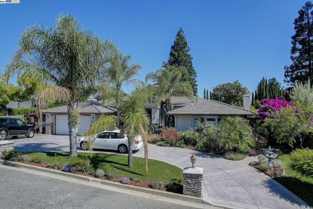 view of front of house featuring a front lawn