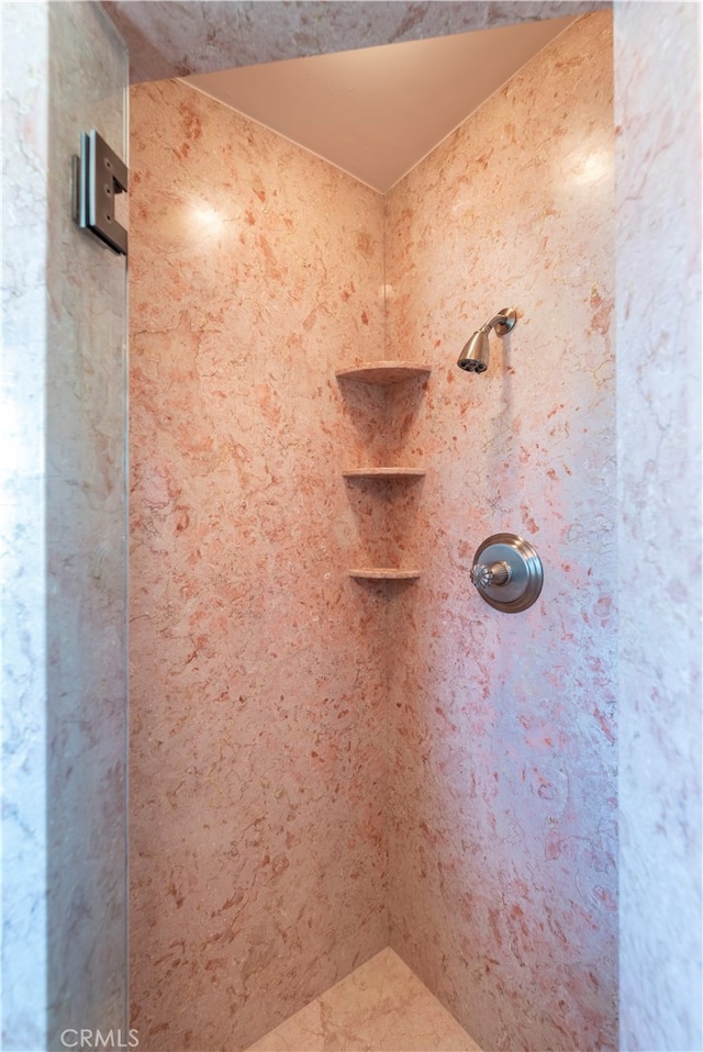 bathroom featuring a tile shower