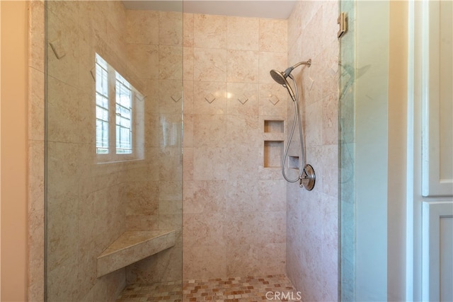 bathroom featuring tiled shower