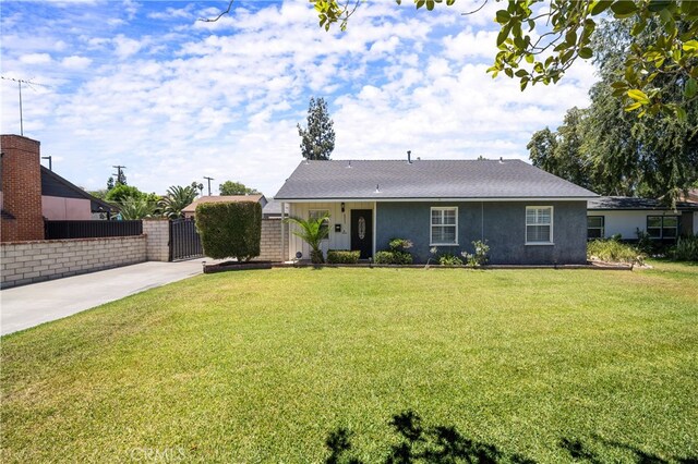 view of front of property featuring a front yard