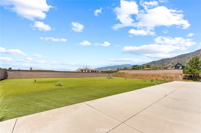 view of yard with a mountain view