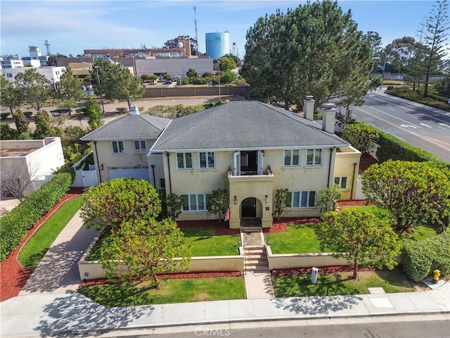 view of front of home featuring a front lawn