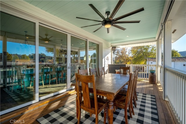 sunroom with ceiling fan