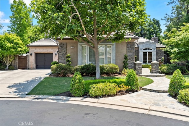 view of front of home featuring a front yard and a garage