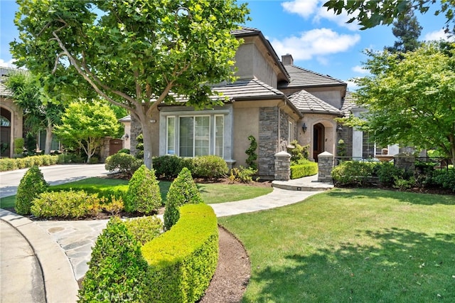 view of front of house featuring a front lawn