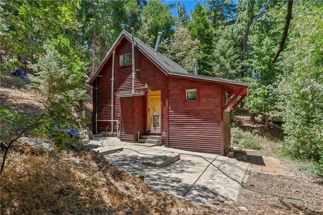 view of front of property featuring a patio area