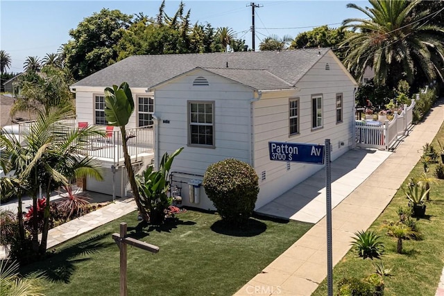 view of front of house featuring a front yard