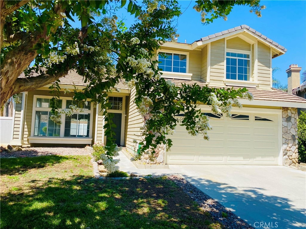 view of front of property featuring a front yard and a garage