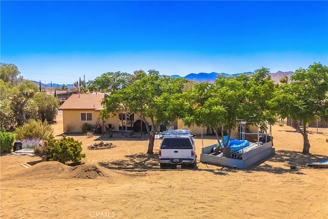 view of yard featuring a mountain view