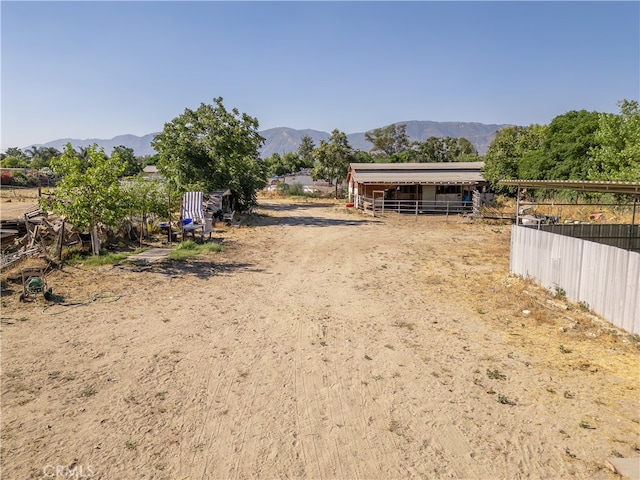 view of yard featuring a mountain view