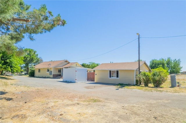view of front of house with driveway