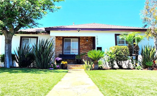 view of front facade featuring a front yard