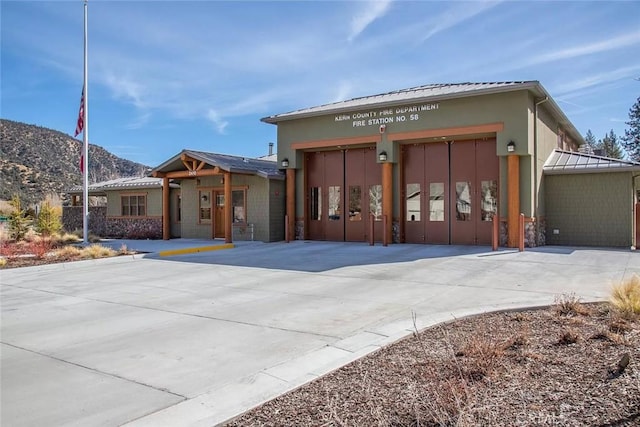 view of front of house featuring a garage and a mountain view