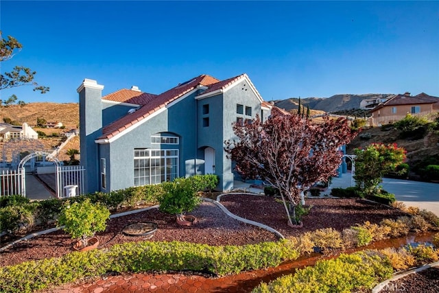 view of front of property featuring a mountain view