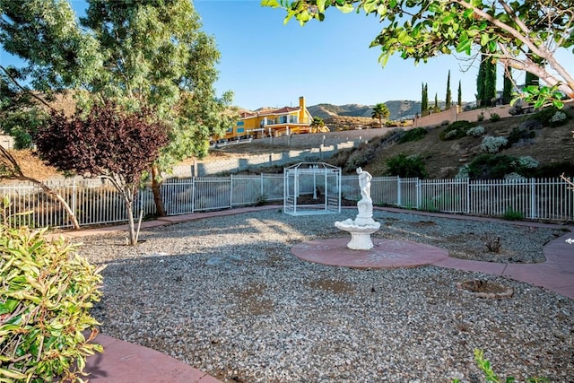 view of yard featuring a mountain view