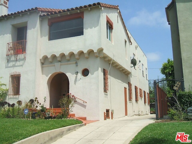 view of front facade featuring a front lawn and a garage