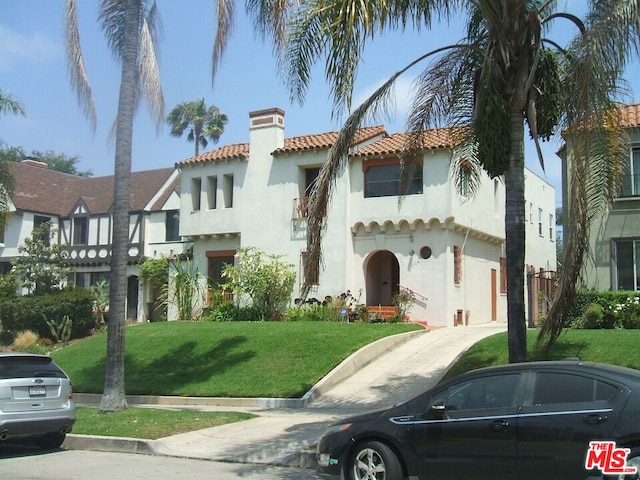 view of front of house featuring a front lawn