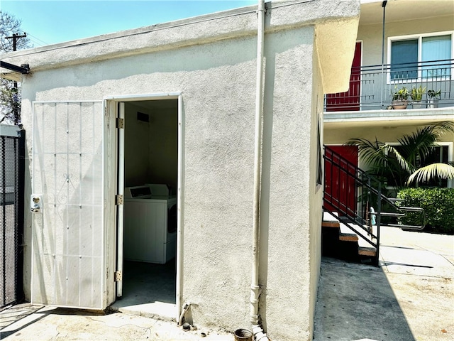 property entrance with washer / clothes dryer