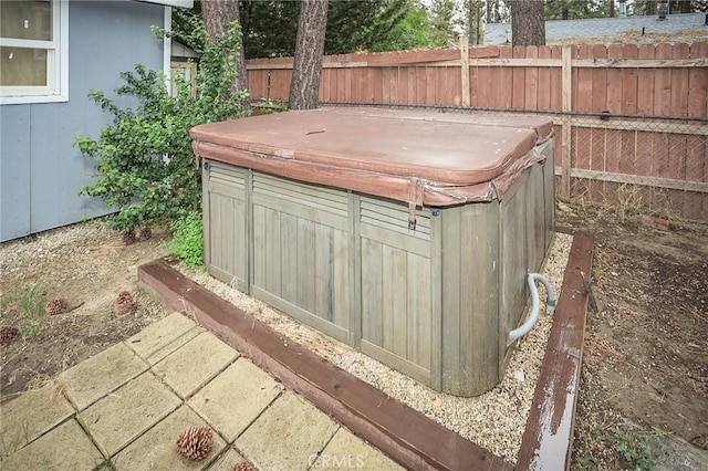 view of yard featuring a hot tub