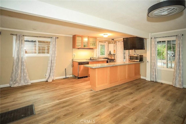 kitchen with kitchen peninsula, stainless steel appliances, light hardwood / wood-style flooring, and ornamental molding