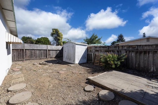 view of yard featuring a storage shed