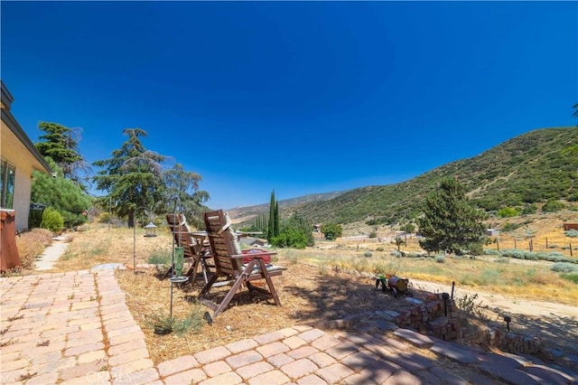 view of yard with a mountain view