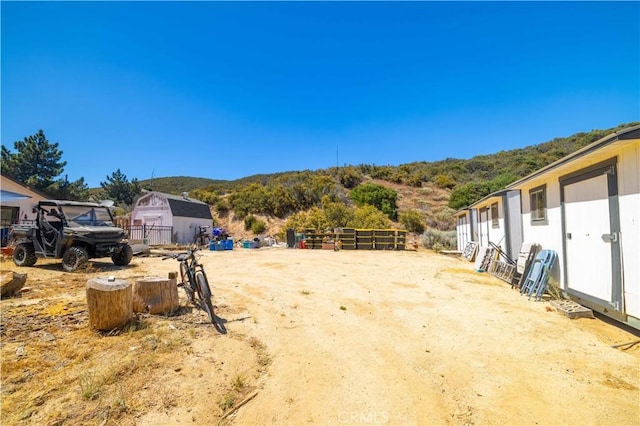 view of yard featuring a mountain view