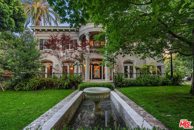 view of front of property with a front yard