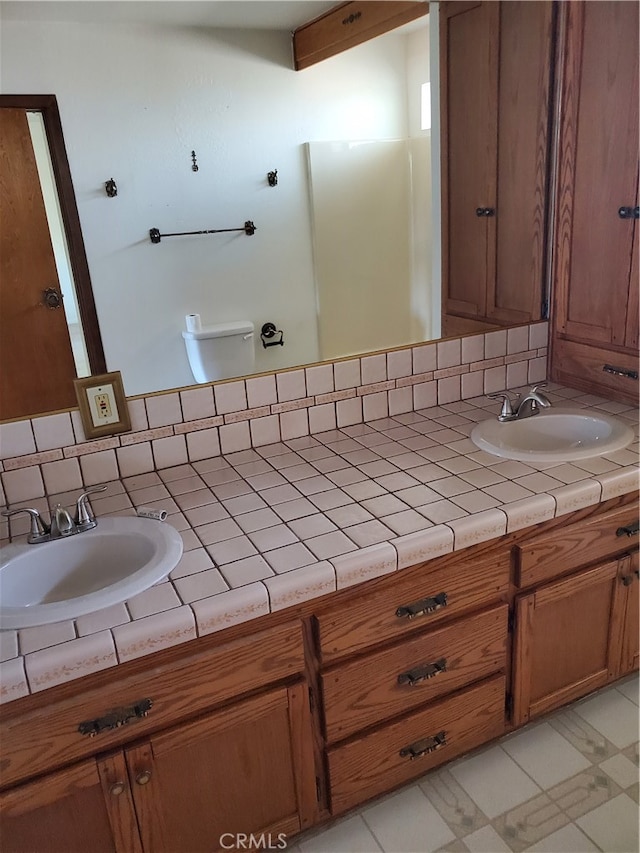 bathroom featuring tasteful backsplash and vanity