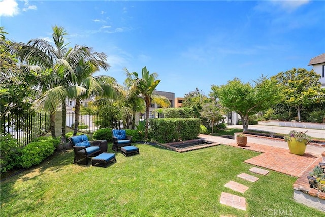 view of yard featuring an outdoor hangout area