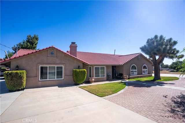 view of front of home featuring a front lawn