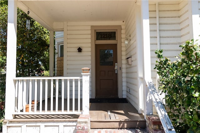 property entrance featuring a porch