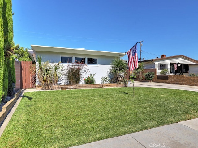 view of front of property with a front yard