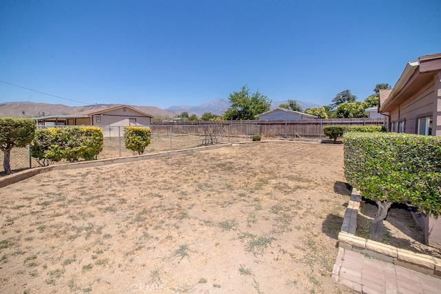 view of yard featuring a mountain view