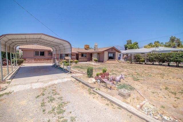 view of front facade featuring driveway and a carport