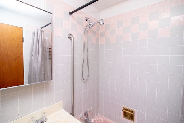 bathroom with shower / tub combo with curtain