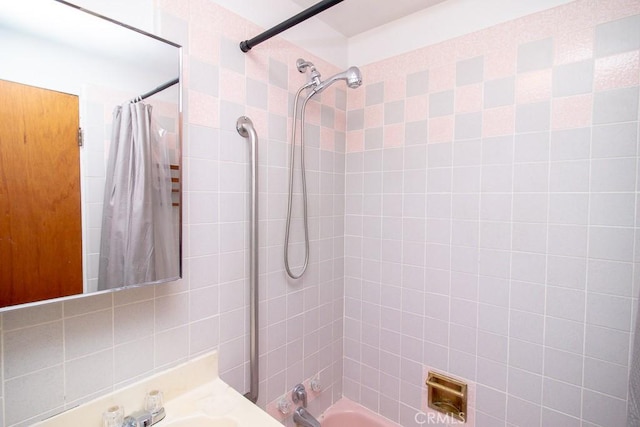 full bath featuring shower / tub combo