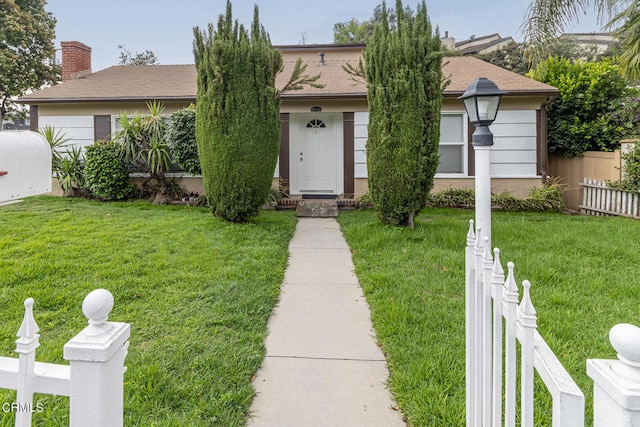 view of front of house featuring a front lawn