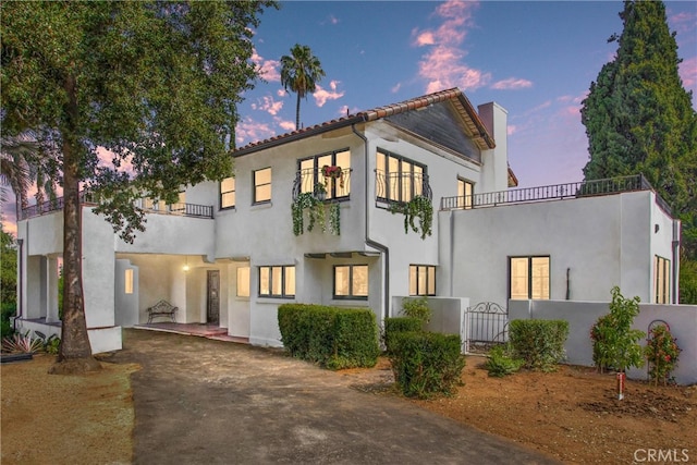 view of front of property featuring a balcony